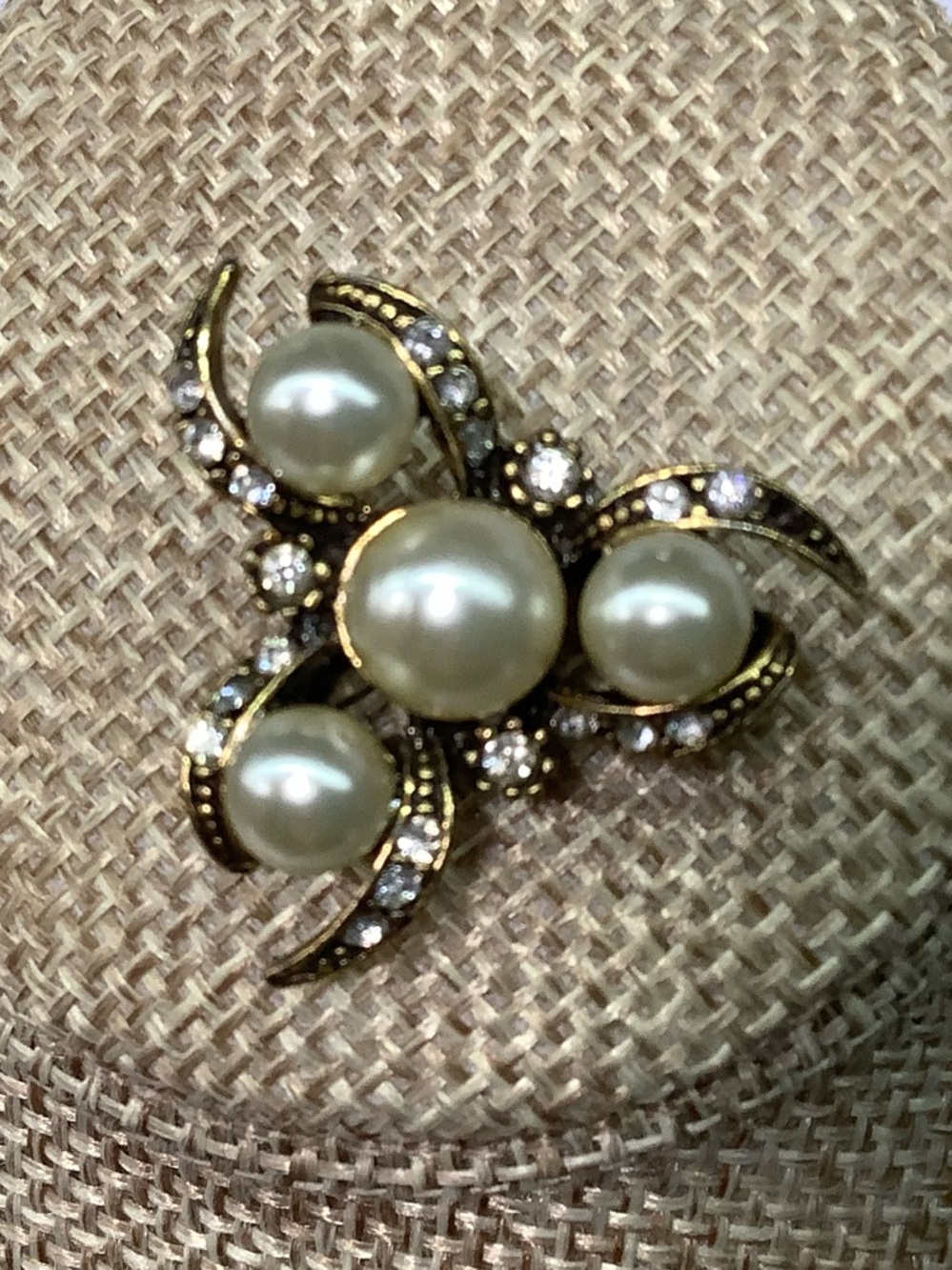 Mid-century modern Vintage Faux Pearl & Crystal Swirl Brooch - Gold Tone